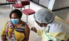 ​津巴布韦新闻部部长接种中国产新冠疫苗