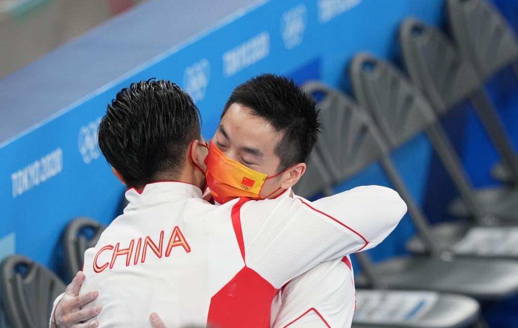 历史的“环”击！中国队男子吊环包揽冠亚军